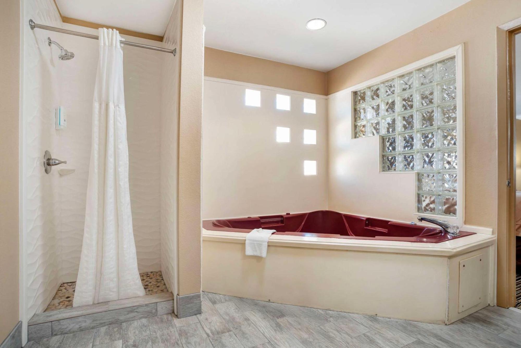 Inn Quality Brookhaven